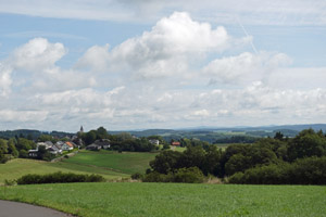 Schüller, am Horizont die Hohe Acht und die Nürburg