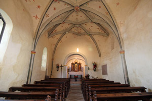 Wehrkirche, das Interieur mit Kreuzgewölbe und Ornamentverzierung